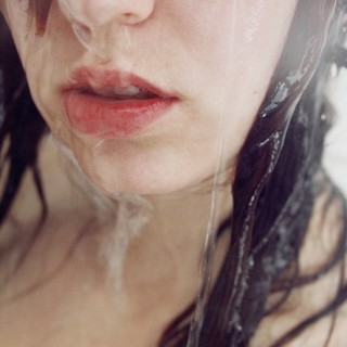Haare waschen (Foto: brokenneverbeat/Flickr)