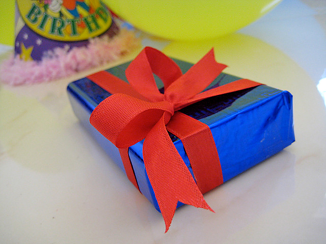 Geschenk (Bild: h0lydevil/Flickr)